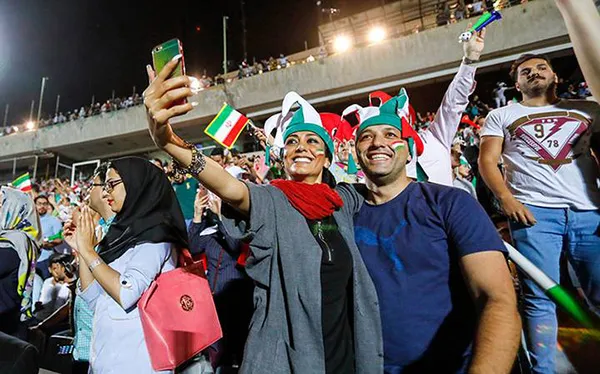 Mujer iraní se toma una selfie con un hombre en una tribuna
