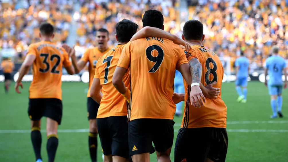 WOLVES.CO.UK Raúl Jiménez celebra con sus compañeros el gol del empate