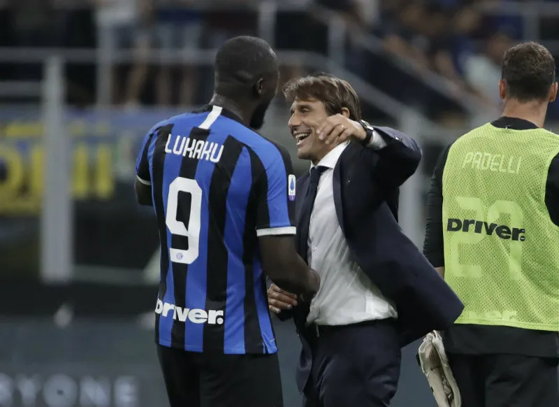 AP Lukaku festeja con Antonio Conte