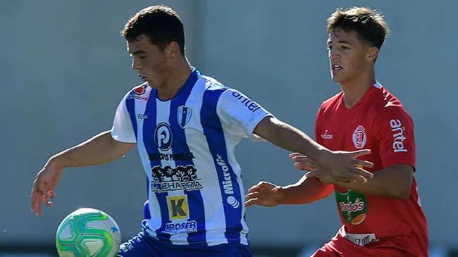 Viñas controla el esférico ante la marca rival