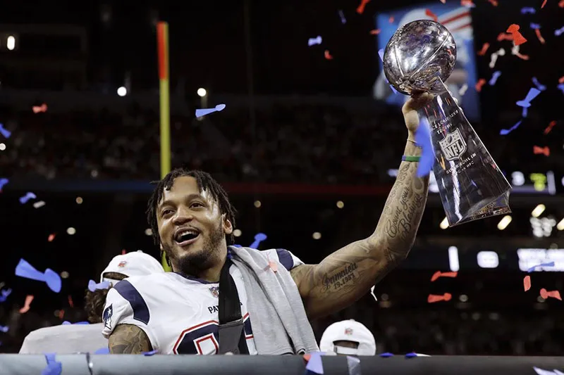 Patrick Chung alza el Vince Lombardi