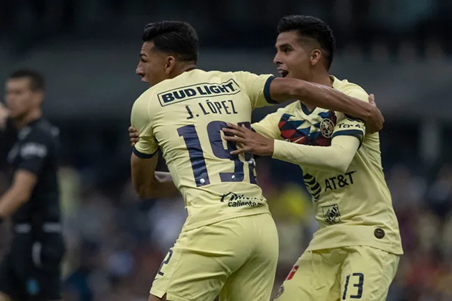 López festeja su gol con América