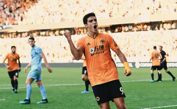 Jiménez celebra tras anotarle al Burnley