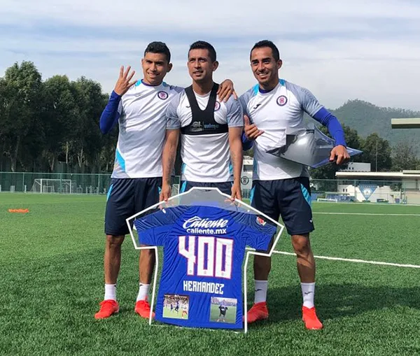 Elías Hernández posa con su reconocimiento