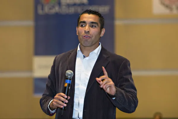 Chiquimarco en una plática con Fuerzas Básicas