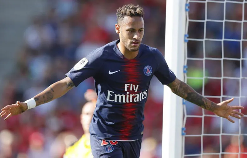 El '10' brasileño festeja una anotación en Francia