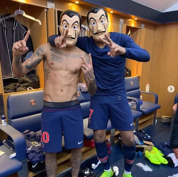 INSTAGRAM @NEYMARJR Neymar y Mbappé con las máscaras conmemorativas de La Casa de Papel