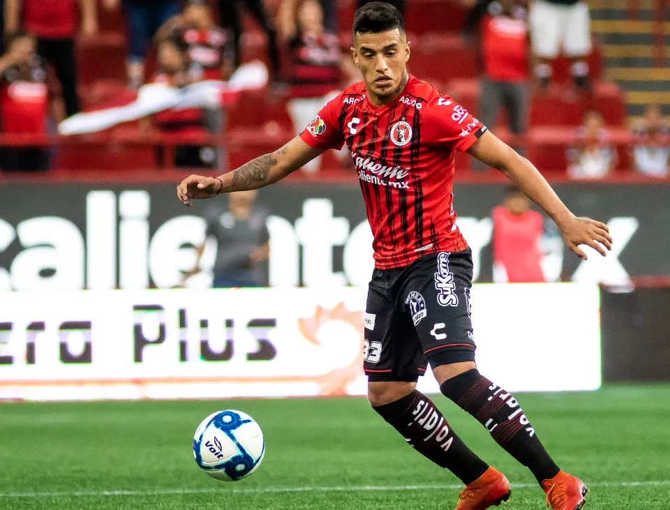 Leonel Miranda en un juego con Xolos