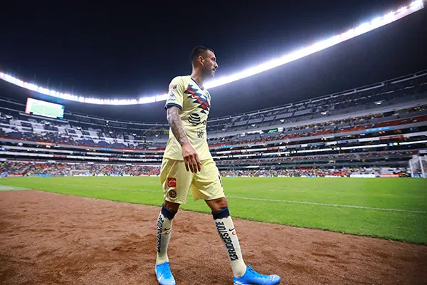 Aguilera abandona el campo tras ser expulsado