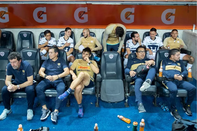 MIGUEL PONTÓN Carlos González en la banca de Pumas