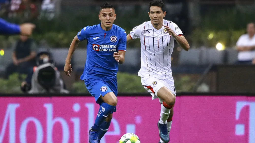 Roberto Alvarado es perseguido por Jesús Molina en duelo del Clausura 2019