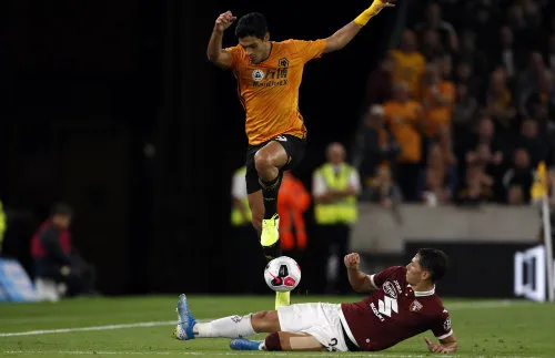 Jiménez disputa un balón en el juego ante Torino