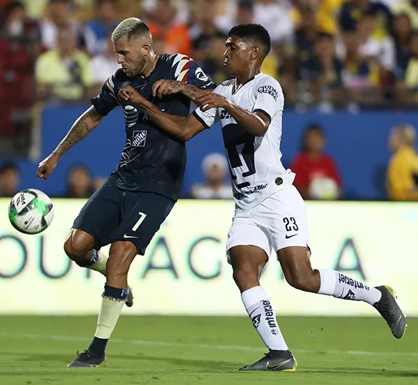 Ménez aguanta la marca en juego contra Pumas