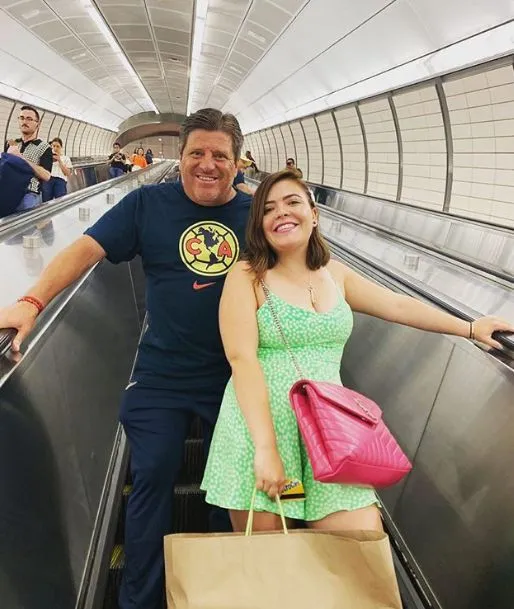 Mishelle Herrera junto al técnico del América