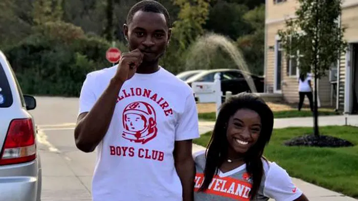 TWITTER @SIMONE_BILES Tevin Biles-Thomas y Simone Biles, posan para la fotografía