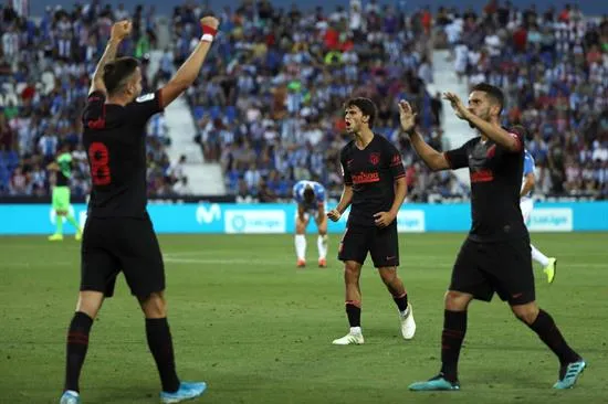 Jugadores del Altético festejan gol