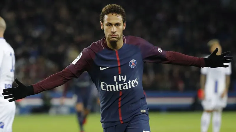 Neymar celebra una anotación con el PSG en Francia