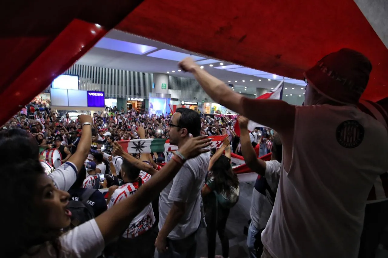 MIGUEL PONTÓN Seguidores del Rebaño dan cálida bienvenida a sus 'ídolos'