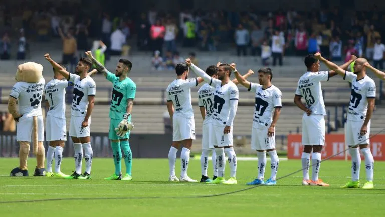 Jugadores de Pumas entonando el himno universitario