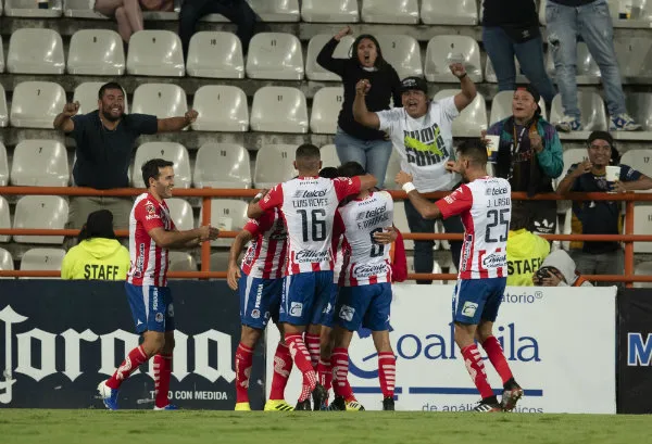 San Luis celebrando su anotación