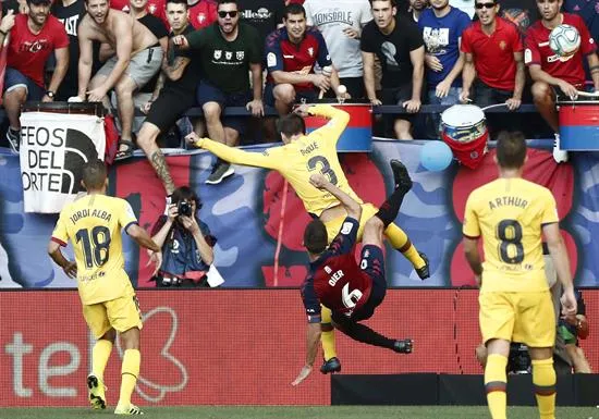 Piqué pelea un balón aéreo