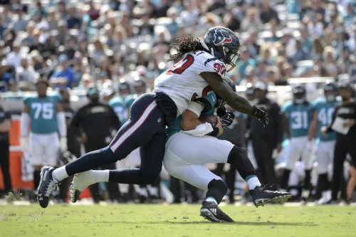AP Jadeveon Clowney tacklea a un rival