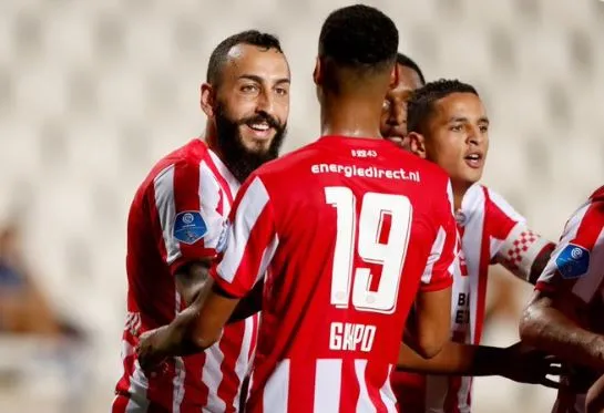 Jugadores del PSV festejan un gol