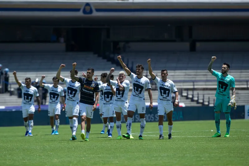 Jugadores de Pumas festejan con su afición tras vencer a Toluca