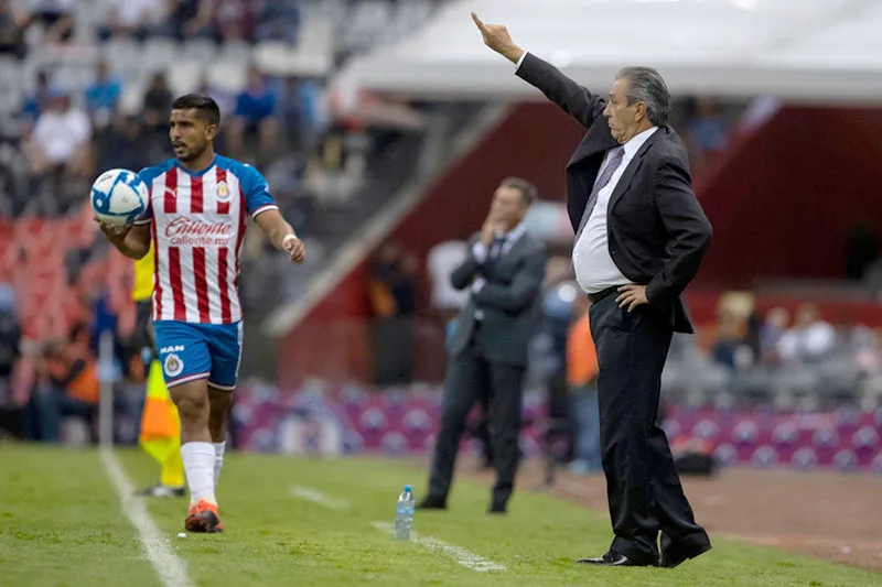 Tomás Boy da indicaciones a sus jugadores