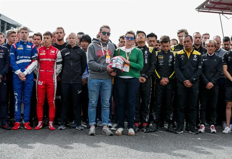Hermano y madre de Anthoine Hubert acompañados por pilotos de diferentes categorías