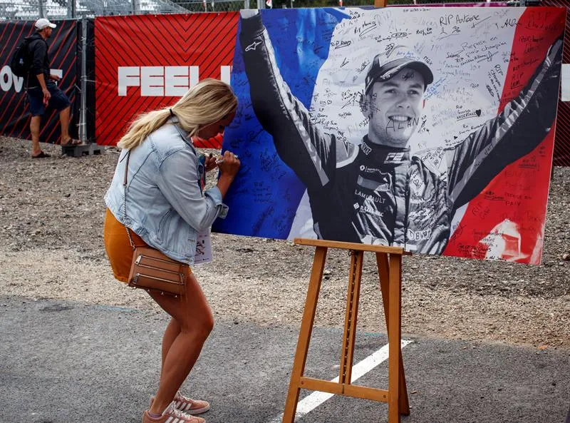 Aficionado firma cartel en memoria de Anthoine Hubert