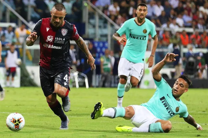 EFE Lautaro Martínez intenta quitarle el balón a Nainggolan