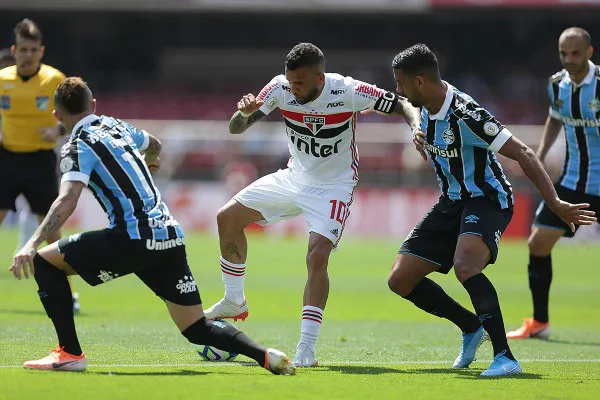 TWITTER @SAOPAULOFC Dani Alves en acción como jugador de Sao Paulo