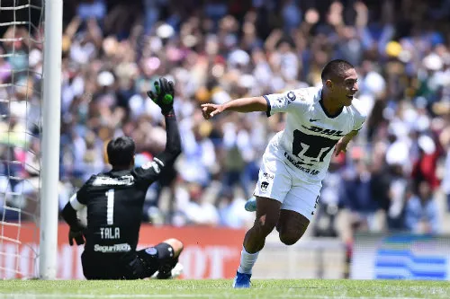 Bryan Mendoza festeja el gol que le dio el triunfo a Pumas