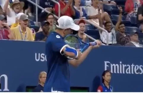 TWITTER @DAVIDBOTI Mike Bryan simula que dispara con su rauqeta