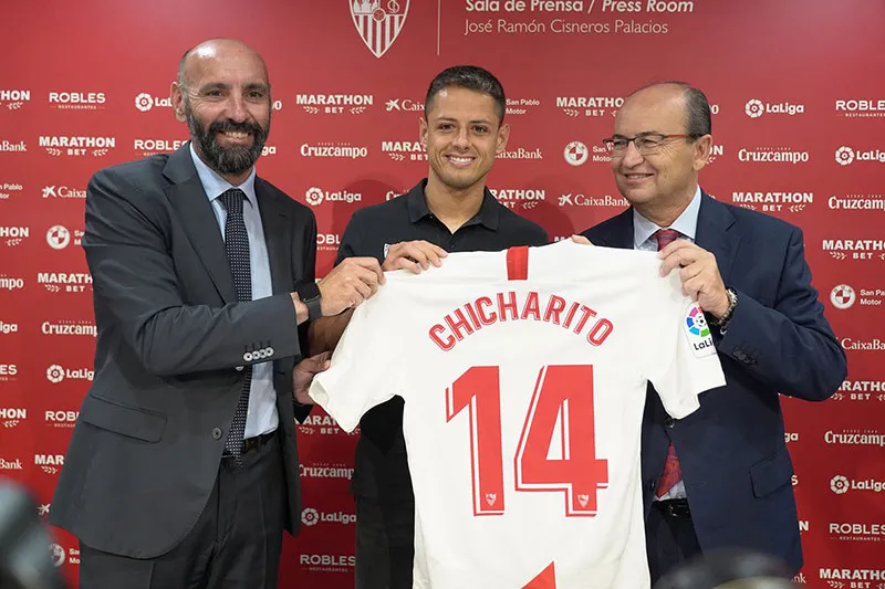 TWITTER @SevillaFC Chicharito posa con su nuevo jersey
