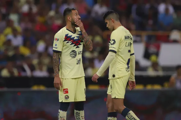 Jugadores del América se lamentan durante el partido vs Atlas