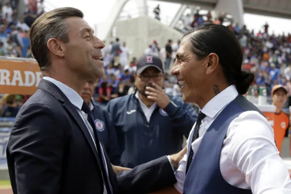 IMAGO 7 Caixinha y Palencia saludándose previo a un enfrentamiento