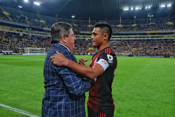 IMAGO7 Miguel Herrera saluda a Osvaldo Martínez