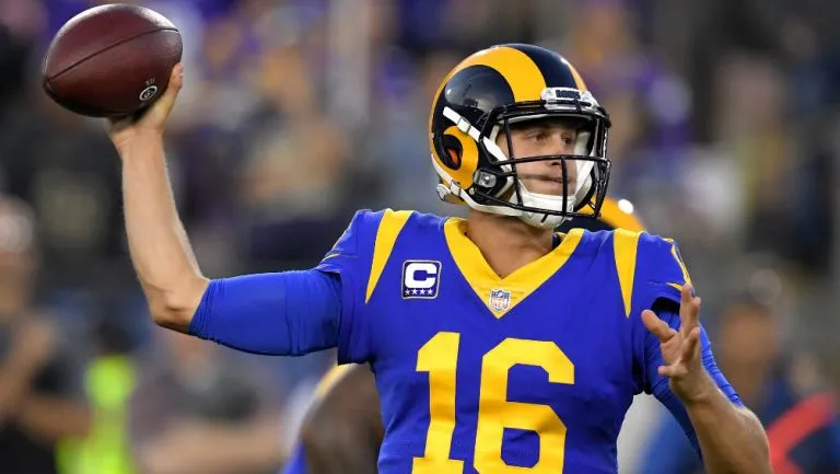 Jared Goff, a punto de lanzar un pase en el duelo vs Vikings