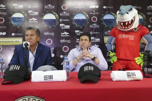 Raúl Arias y Fidel Kuri durante la presentación del primero