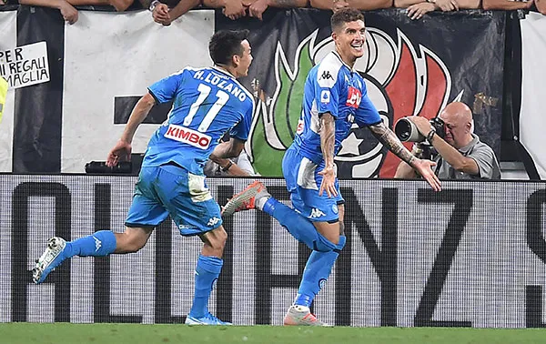 Chucky Lozano festeja gol con Napoli