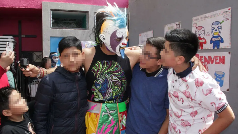 Psycho Clown y los niños de la fundación Casa de María