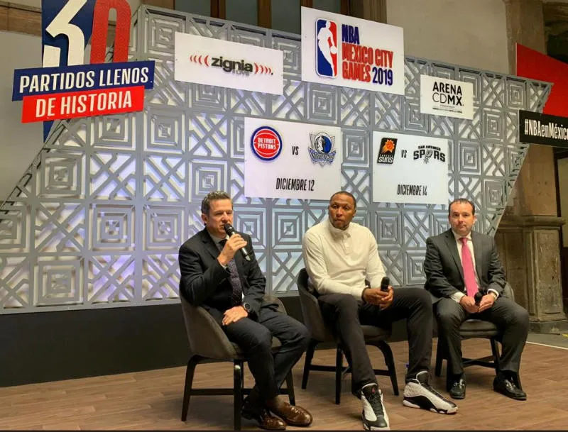 Raúl Zarraga (izquierda) en conferencia de prensa