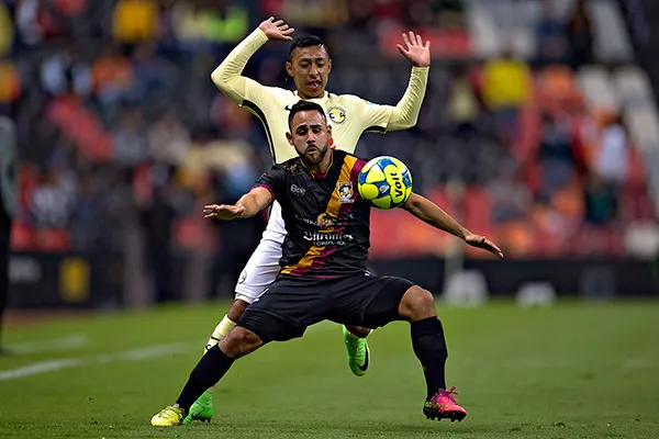 Gil Burón intenta recuperar el balón