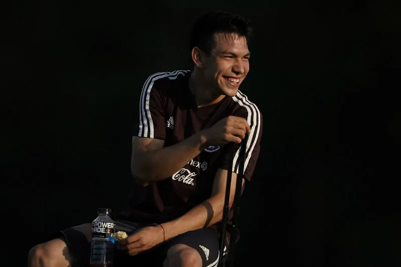 IMAGO7 Hirving Lozano sonríe en una práctica con la Selección Mexicana
