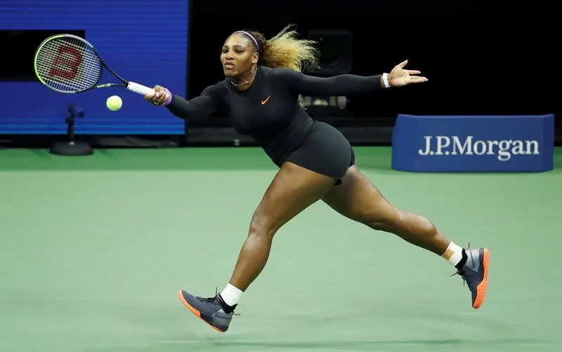 EFE Serena Williams golpea la bola con su raqueta