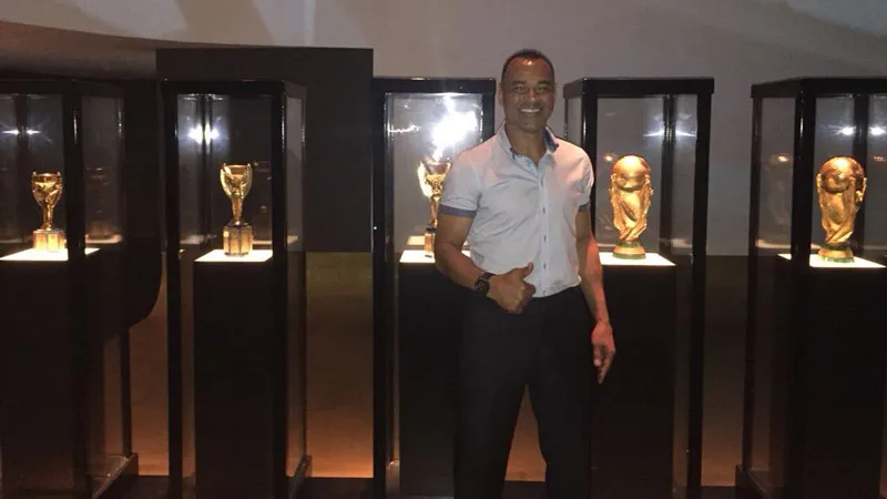 TWITTER @OFFICIALCAFU Cafú posa junto a las Copas del Mundo de Brasil
