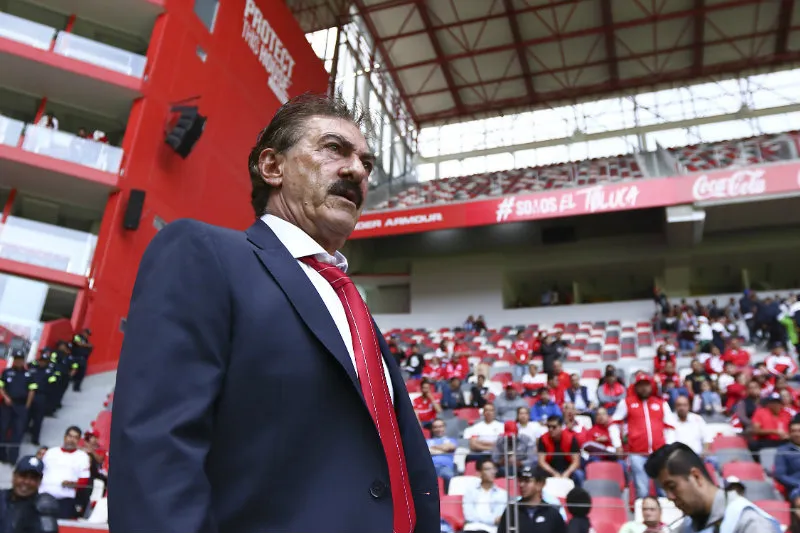 Ricardo La Volpe, en un juego de Toluca en el Nemesio Diez