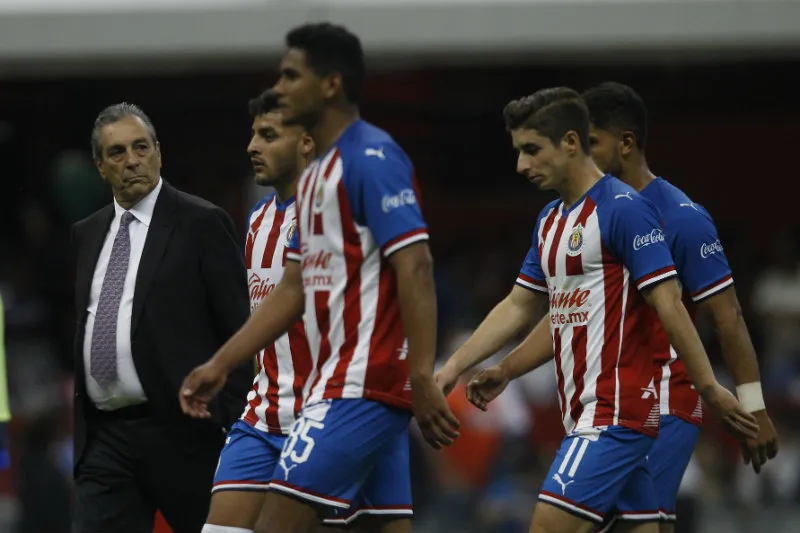 Tomás Boy y jugadores de Chivas tras un partido